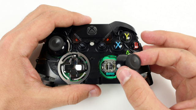 Tháo nắp phía trước ở phần bên ngoài của gamepad.