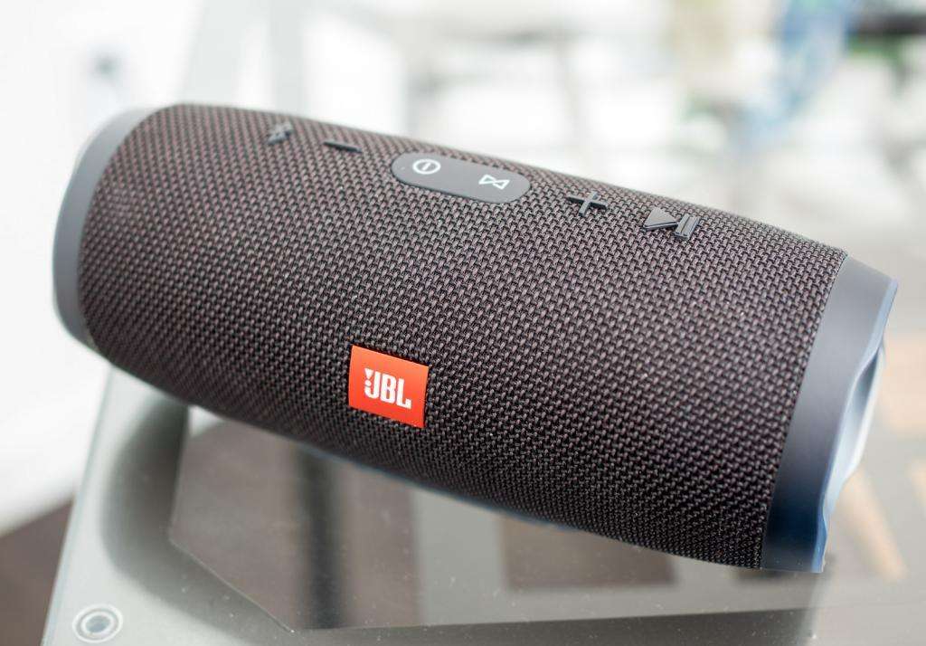 Pembesar suara mudah alih JBL.