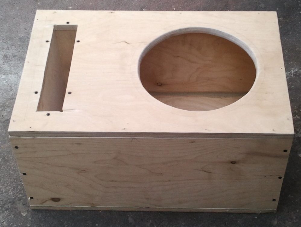 Mga plywood speaker.