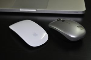 Bagaimana untuk menyambungkan tetikus ke MacBook