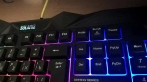 Como alterar a cor da luz de fundo do teclado