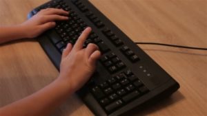 O teclado pressiona os botões sozinho