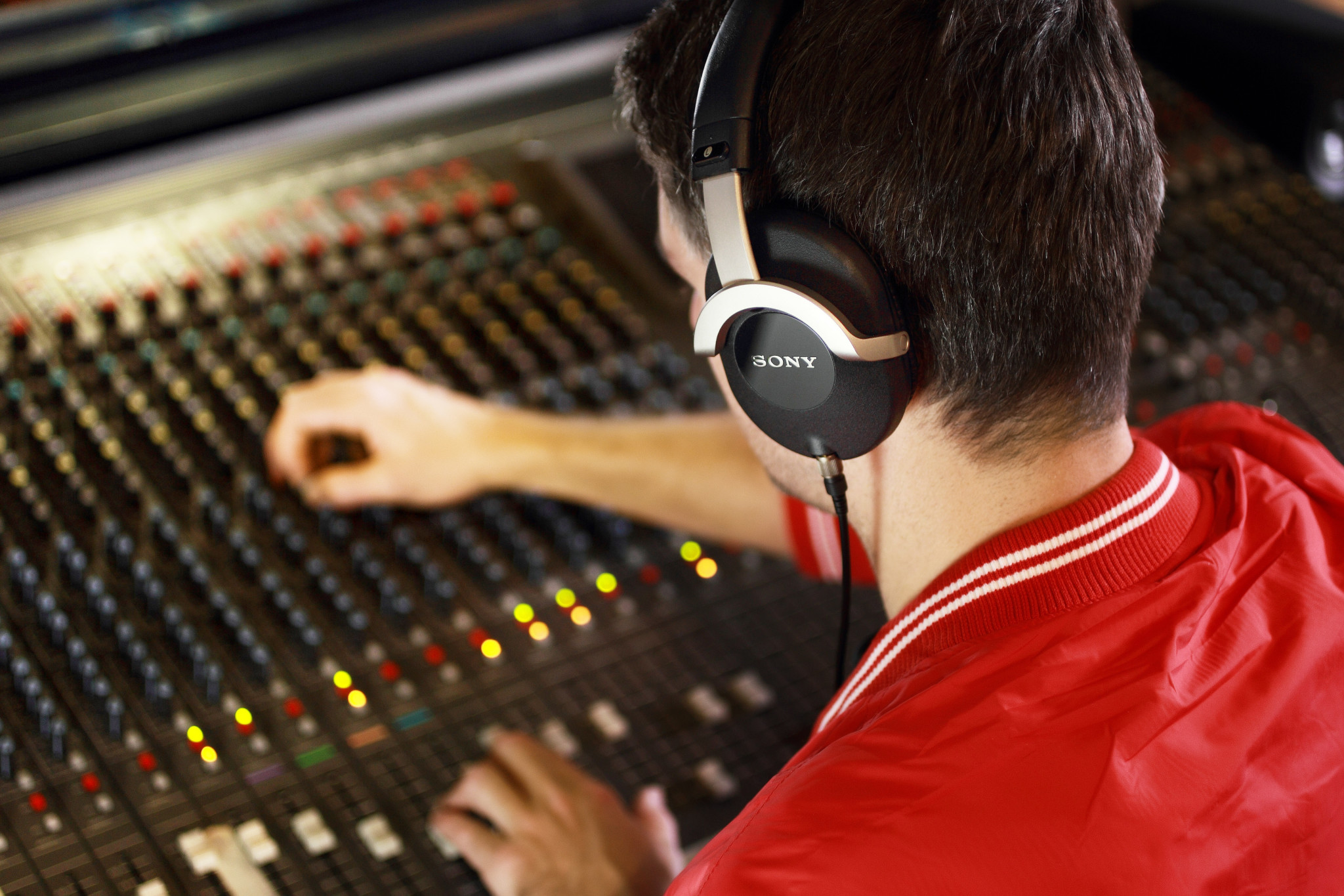 Ingeniero de sonido con auriculares de monitor.