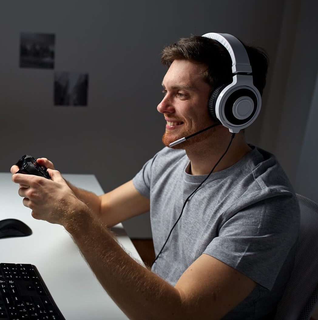 Jugar con auriculares.