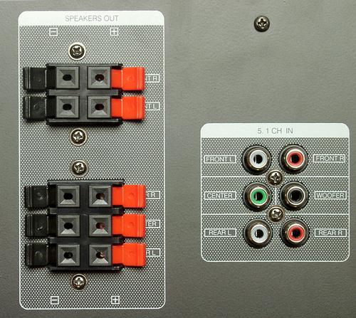 Connectiques sur le caisson de basse.