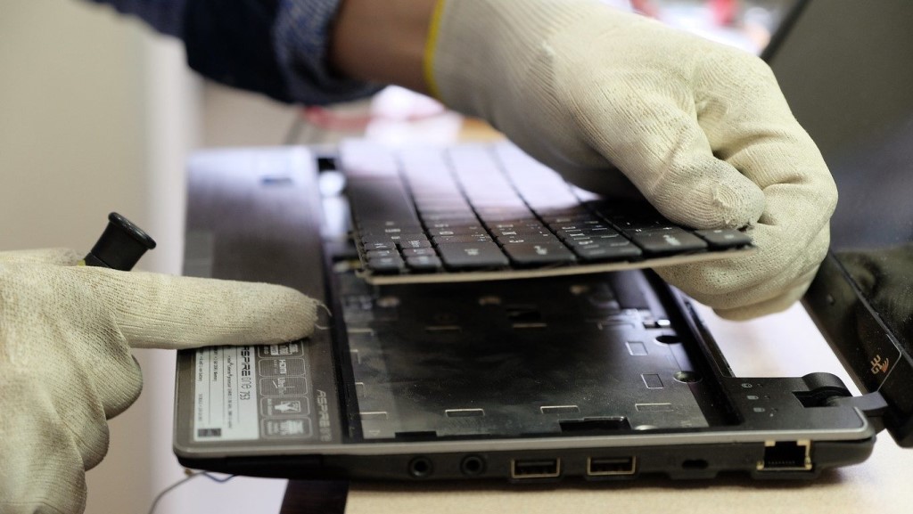 Removendo o teclado para limpeza.