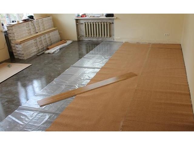 Posa delle tavole di parquet con metodo flottante