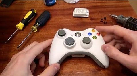 Hulpmiddelen voor het demonteren van de gamepad.