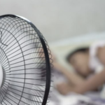 Dormir em um quarto com ventilador ligado é mortal