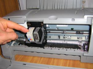 Pagpapalit ng cartridge sa isang printer