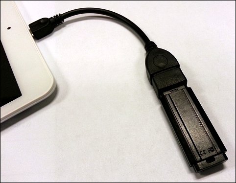 „Flash drive“ prijungimas per adapterį.