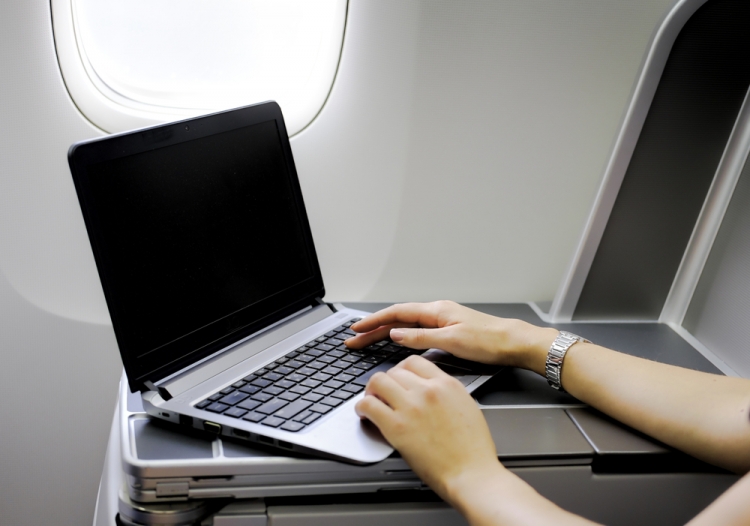 Laptop într-un avion