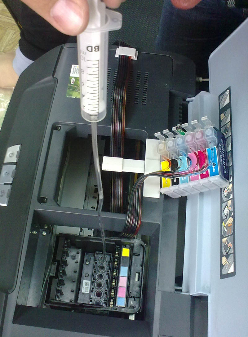 Nililinis ang print head ng isang inkjet printer.