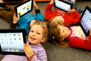 Kinderen spelen op een tablet.