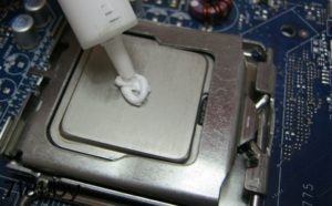 Paglalapat ng thermal paste.