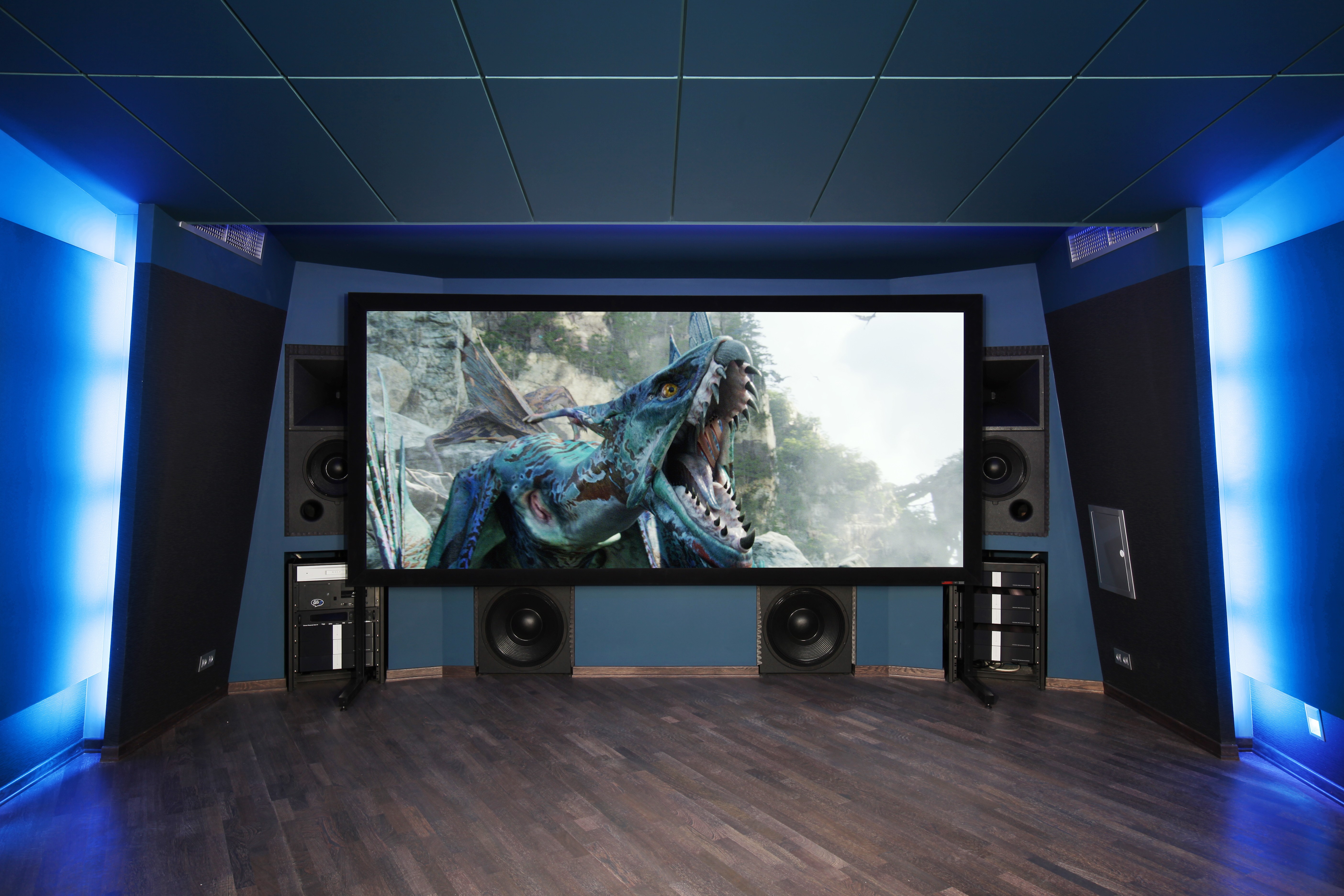 Cinema a casa amb subwoofer en una sala gran.