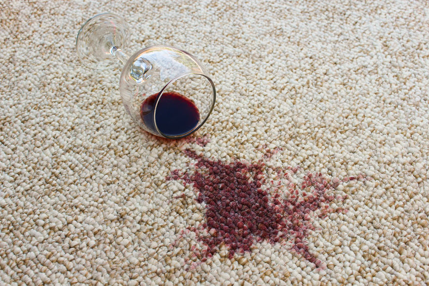 43929743 – un verre de vin rouge est tombé sur un tapis, du vin s'est répandu sur un tapis