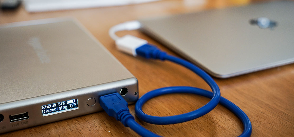 MacBook opladen