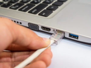 Hoe laptop op laptop aan te sluiten via LAN-poort