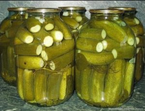 Pots de concombres marinés.