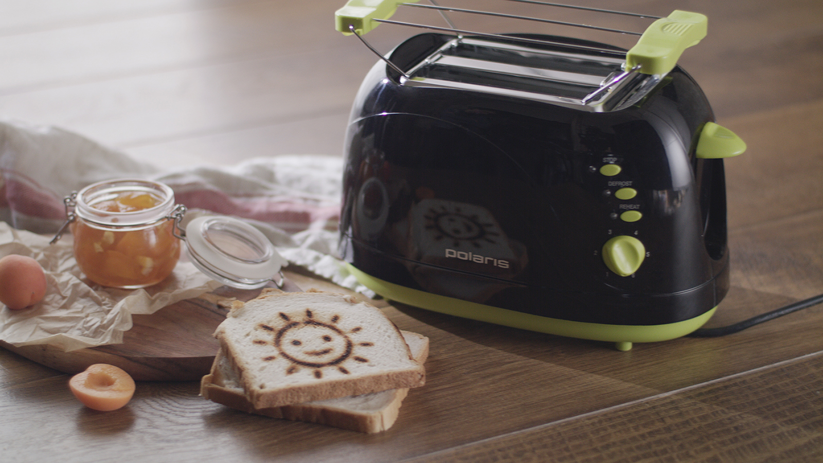 Tost makinesinin tostun üzerine yazısı