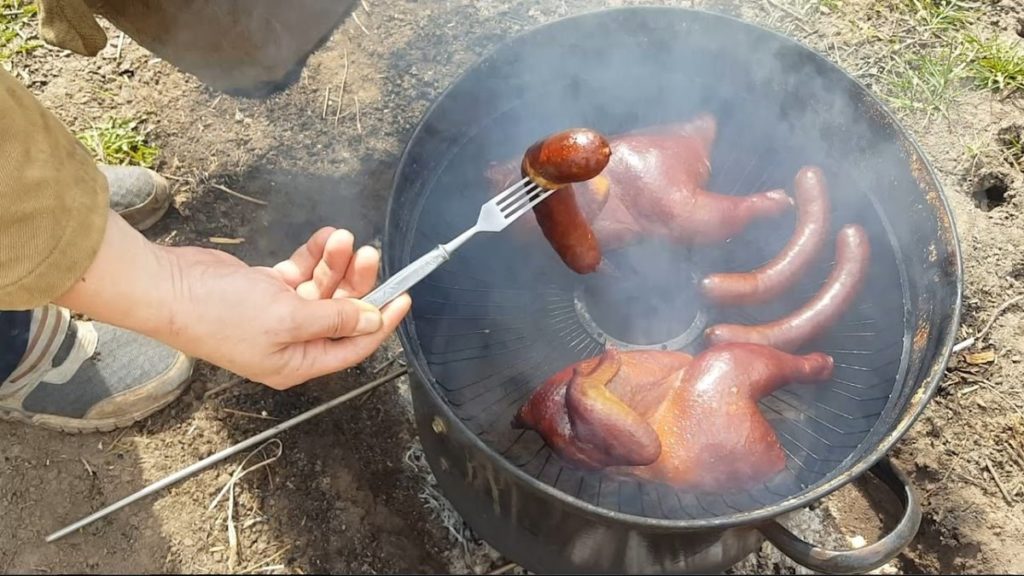 Rūkytos mėsos gaminimas rūkykloje.