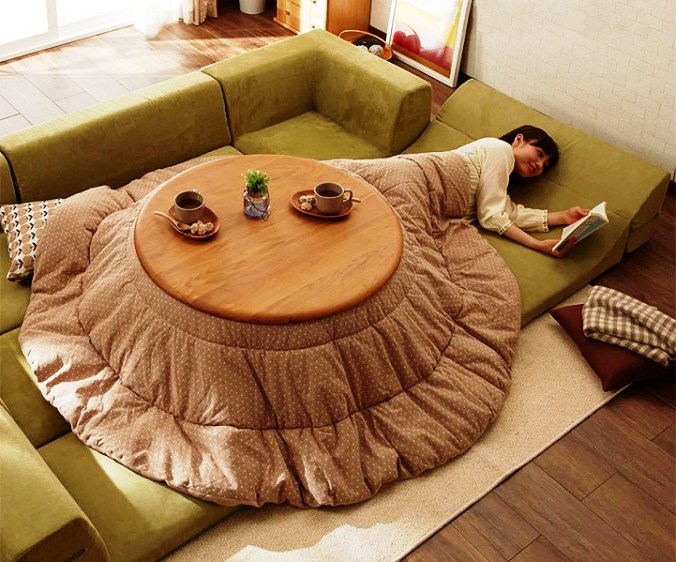 Kotatsu - en hybrid af et bord, et tæppe og et varmelegeme