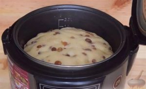 Is it possible to bake Easter cake in a slow cooker?