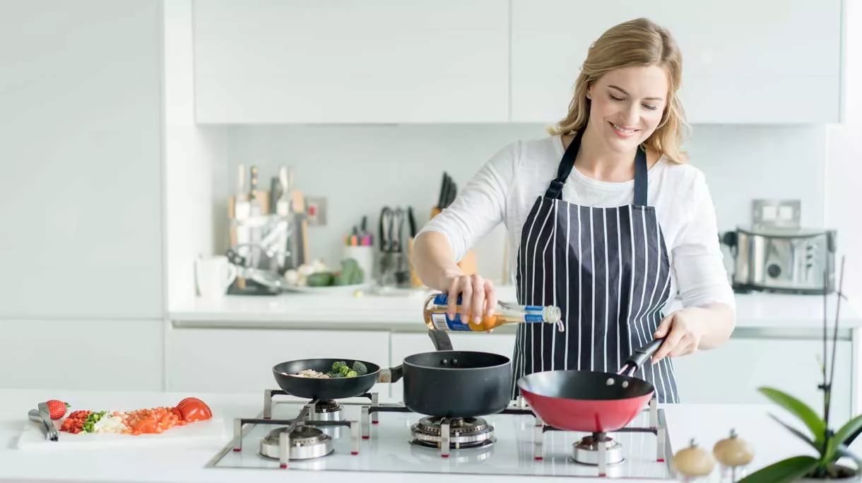 com cuinar sense embrutar l'estufa i el forn