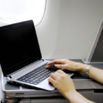 Laptop nella cabina dell'aereo.