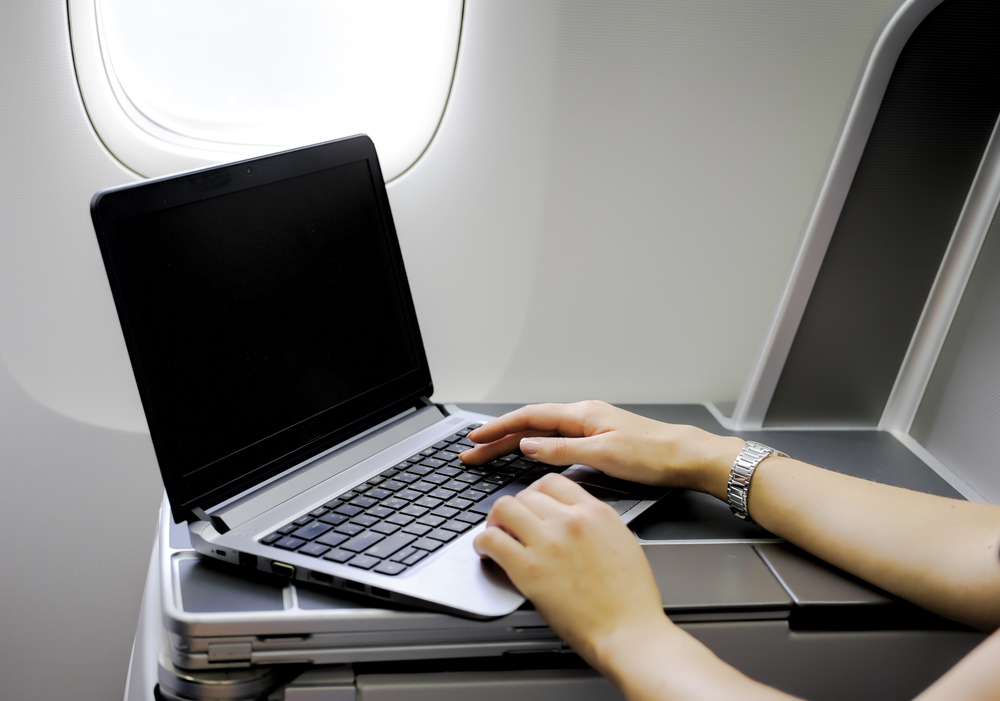 Laptop în cabina avionului.