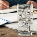 ¿Por qué hay un vaso de agua en el escritorio?