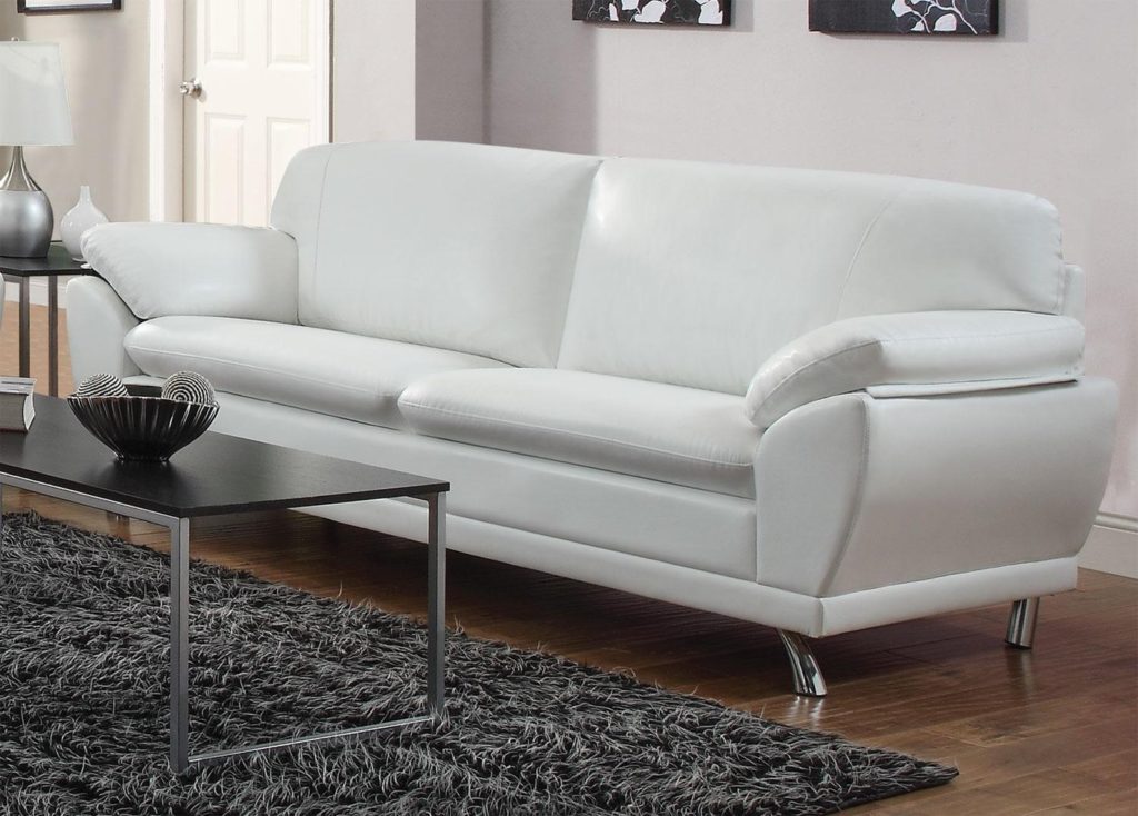 Bijela sofa.