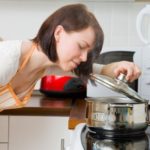 La padrona di casa assaggia la zuppa dalla padella