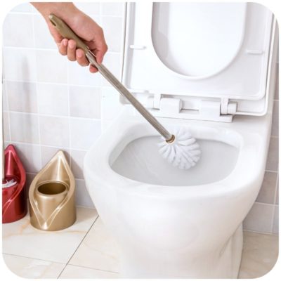 Paano panatilihing malinis ang iyong toilet brush