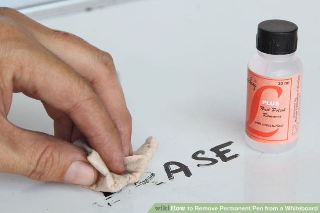 Le dissolvant pour vernis à ongles est bon pour les marques de marqueurs