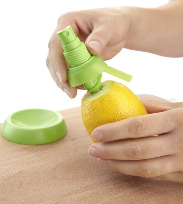 Pag-spray ng lemon.