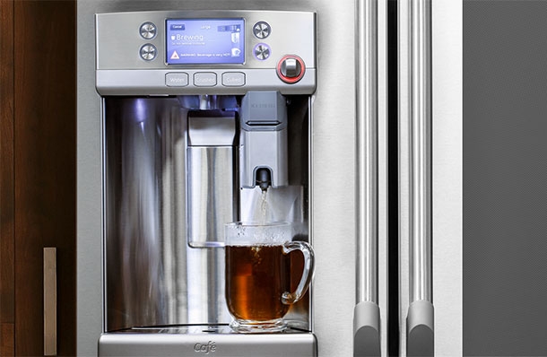 Refrigerator na may built-in na coffee machine.