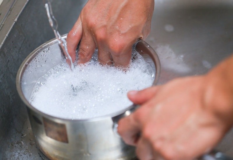 Aluminium kookgerei wassen.