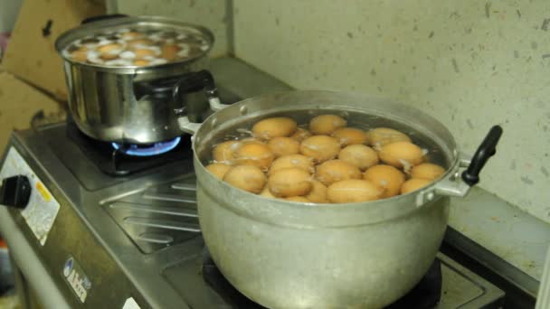 Koken in een aluminium pan.