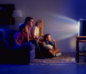 Regarder la télévision en famille.