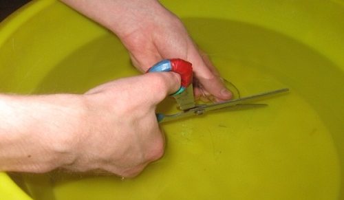 How to cut glass with scissors