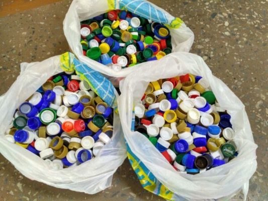 Poubelle utile. Comment les capsules de bouteilles sont recyclées en prothèses en Europe