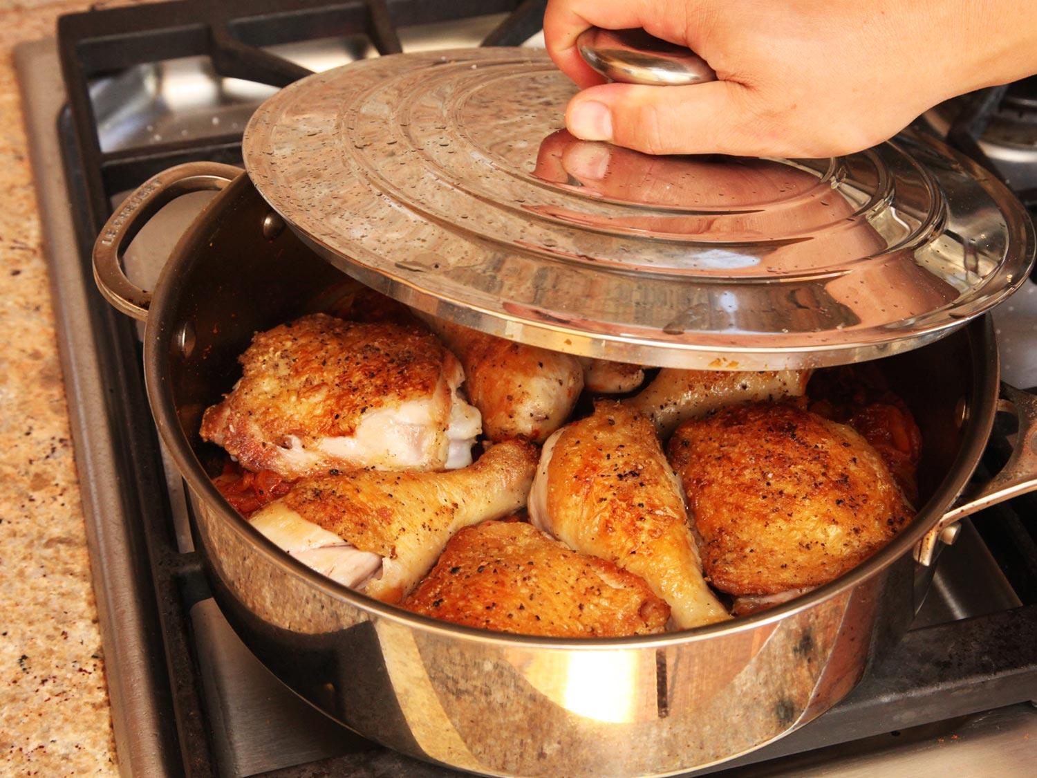 Faire frire la viande dans une poêle.