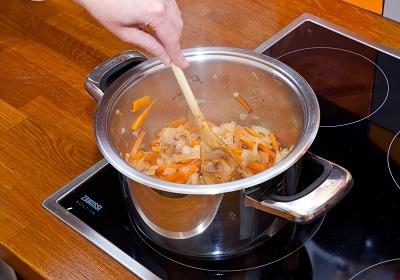 Faire frire les légumes dans une poêle.