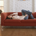 Alihkan sofa.