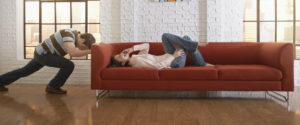 Alihkan sofa.