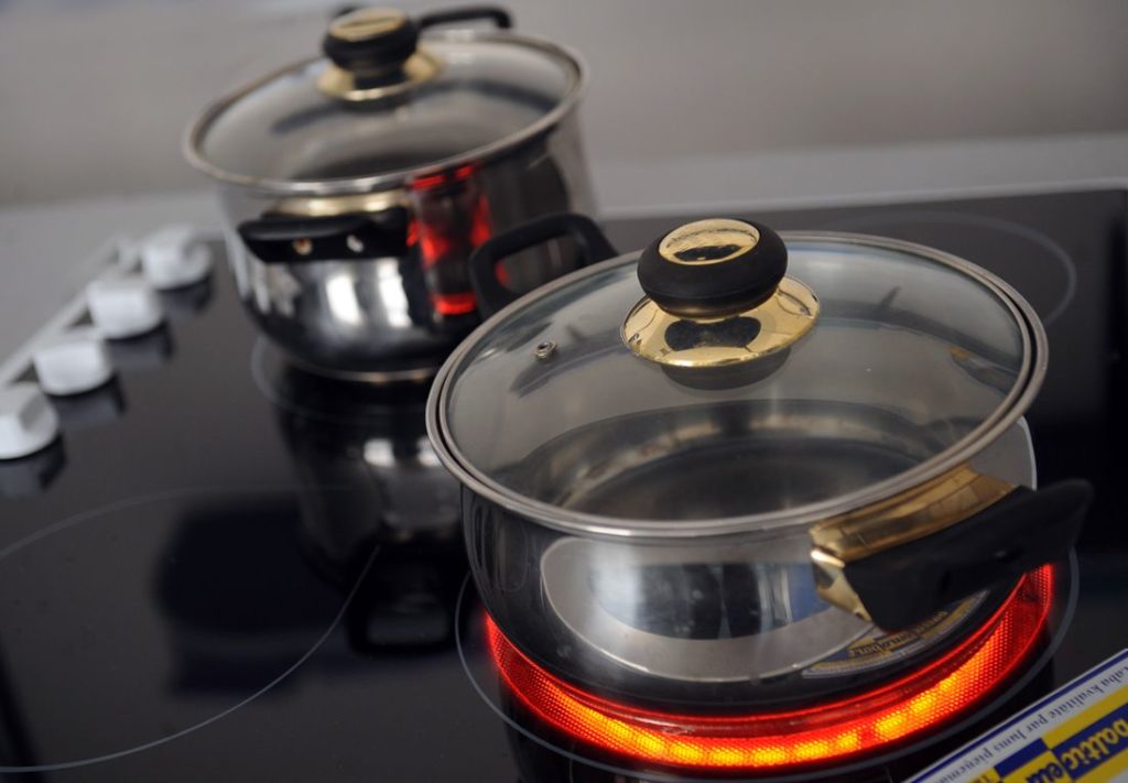 Plats sur une cuisinière vitrocéramique.