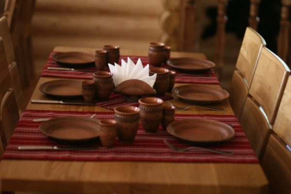 Quelles assiettes gardent les aliments au chaud le plus longtemps ?