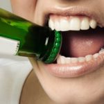 7 modi per aprire una bottiglia di birra senza apribottiglie